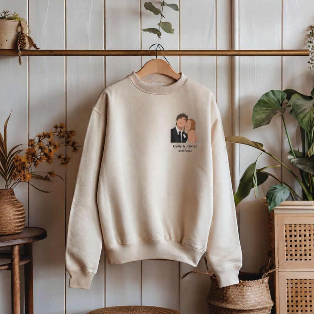 Personalised sweatshirt with small illustration in sand on a hanger – couple illustration with names and date on the chest