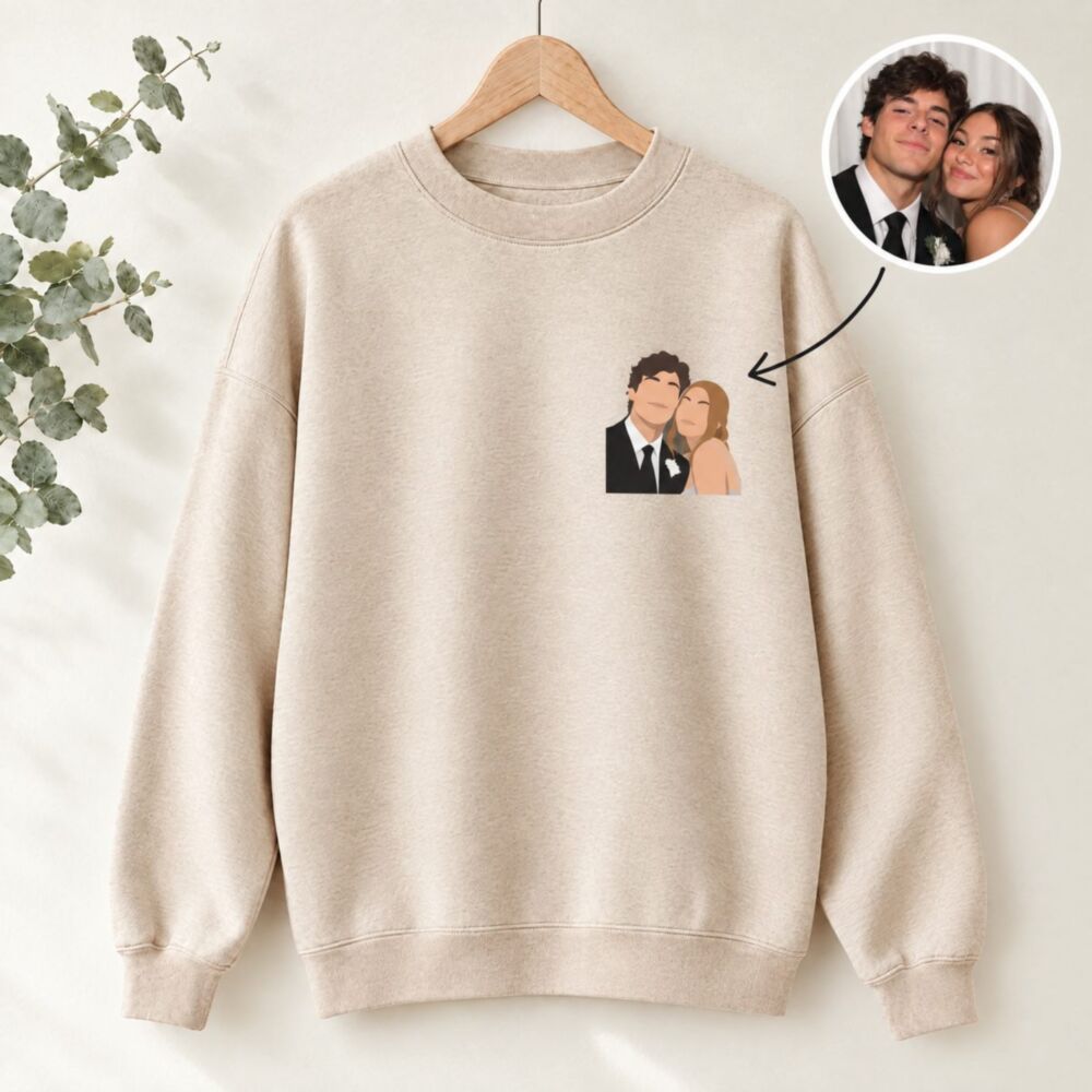 Personalised sweatshirt with small illustration in sand on a hanger – the couple photo becomes an illustration on the chest Personalised sweatshirt with small illustration in sand on a hanger – the couple photo becomes an illustration on the chest